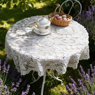 Біла вишита мереживна скатертина